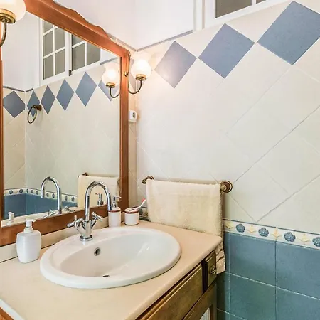 3 Bedroom Beautiful In Tojar Hébergement de vacances